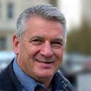 Boaba Григоренко sorridente accanto alla sua nuova auto elettrica